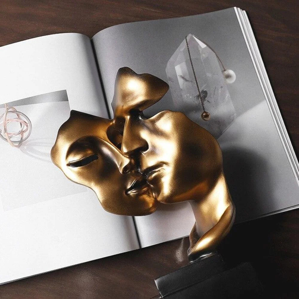 Sculpture "The Golden Kiss" - Primus