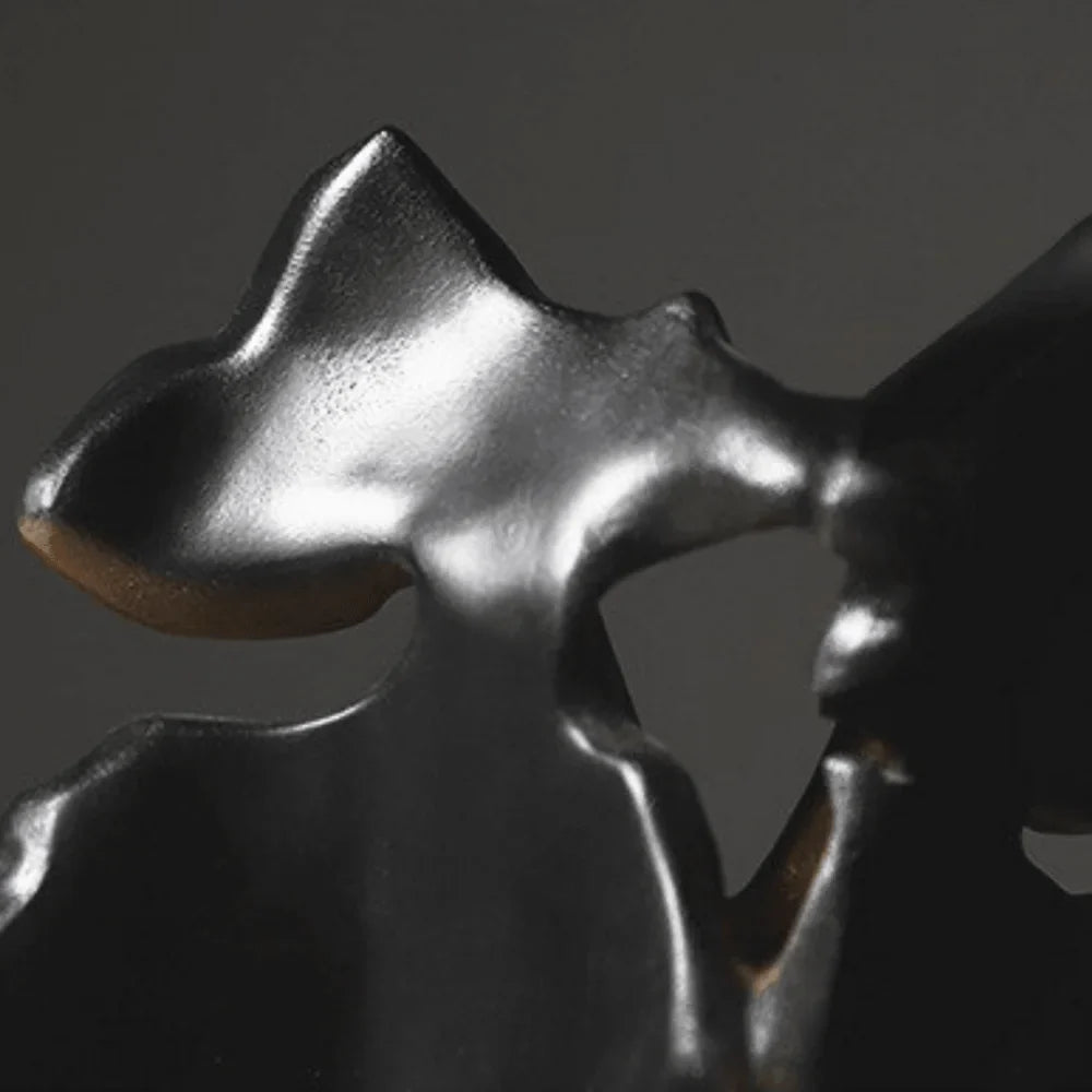 Sculpture "The Golden Kiss" - Primus